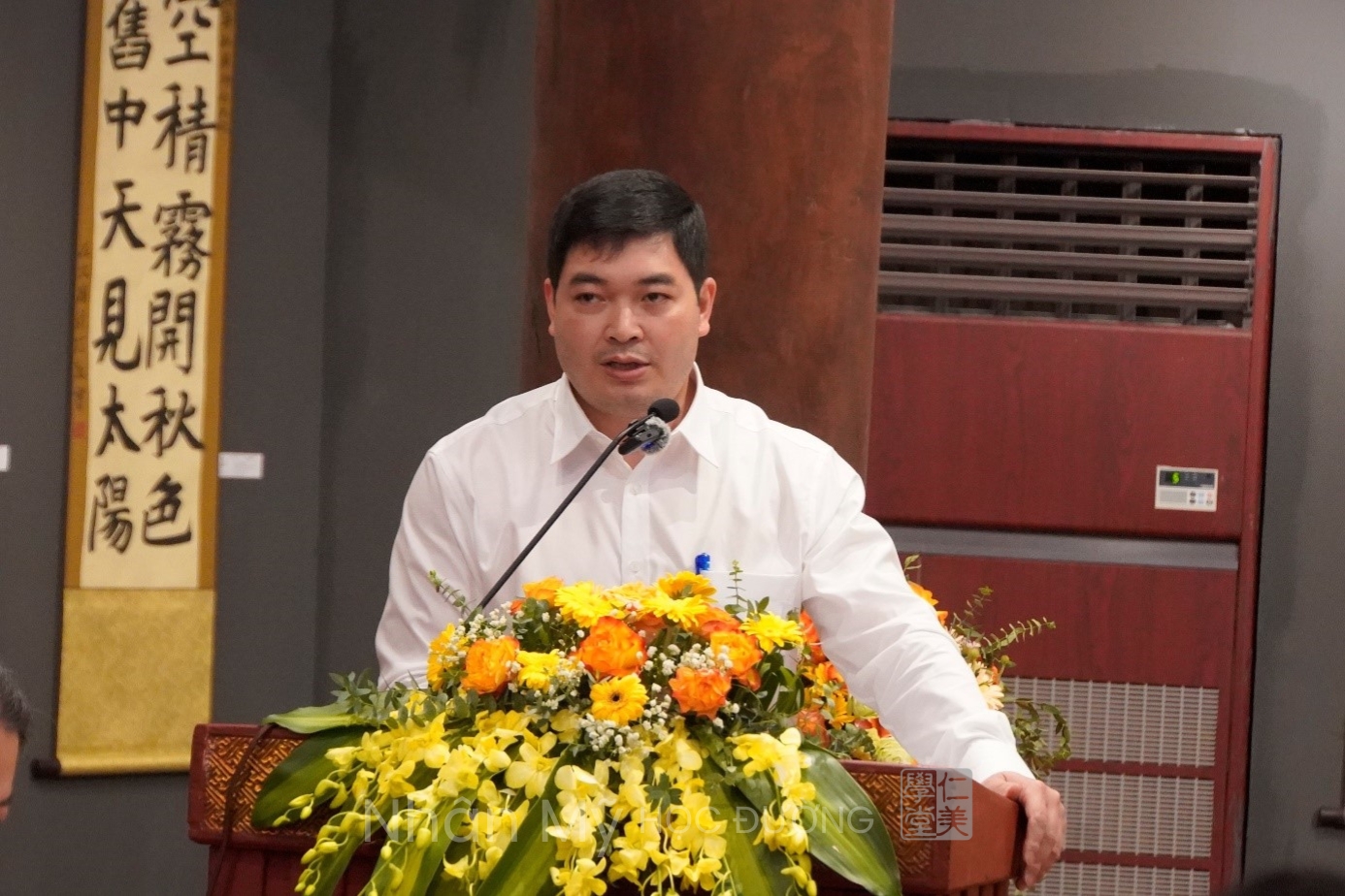 PGS.TS Nguyễn Minh Hiển, Đại tá, Học viện Cảnh sát Nhân dân, học viên K18 NMHĐ trình bày tham luận: “Nghiên cứu, sử dụng chữ Hán, chữ Nôm trong công tác giáo dục quốc phòng, an ninh”.